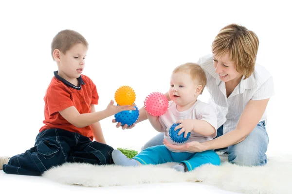 Madre con sus hijos disfrutar con bolas de colores —  Fotos de Stock