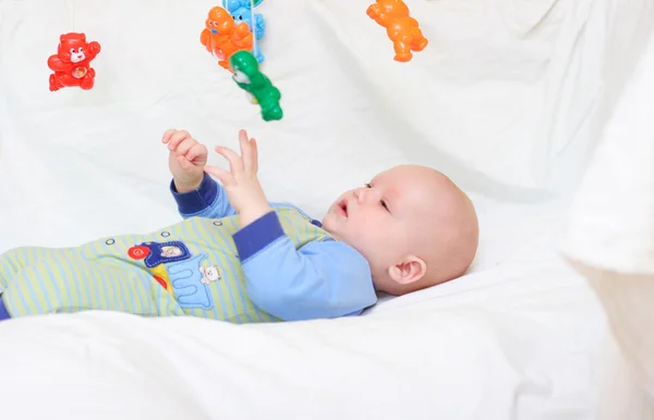 Bebé jugando con juguetes — Foto de Stock