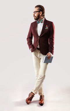 El kitap ile yakışıklı bir şık genç adam portresi