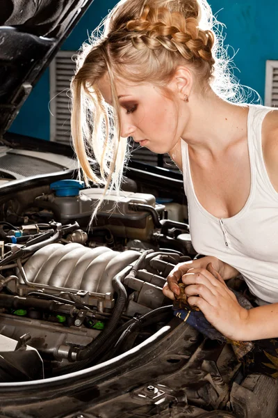 Girl tries to repair broken car — Stock Photo, Image