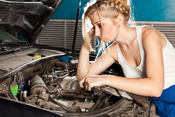 Girl tries to repair broken car — Stock Photo, Image