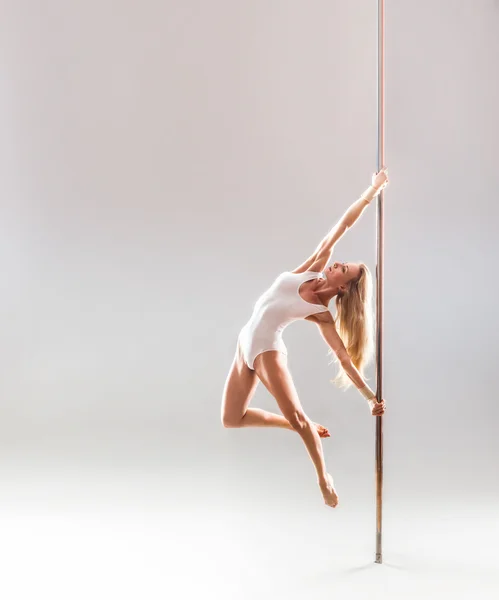 Beautiful blonde sexy pole dance woman — Stock Photo, Image