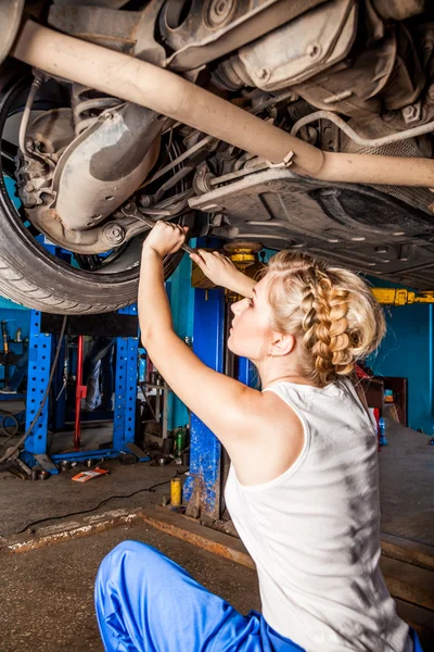 Técnico femenino reemplaza la rueda del vehículo en servicio — Foto de Stock