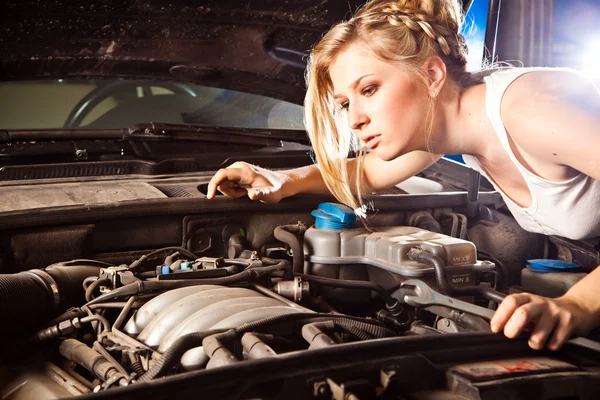 Chica trata de reparar coche roto — Foto de Stock
