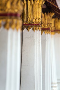 Altın kaplama süsleme Tay tapınak ile dekore edilmiş sütunlar