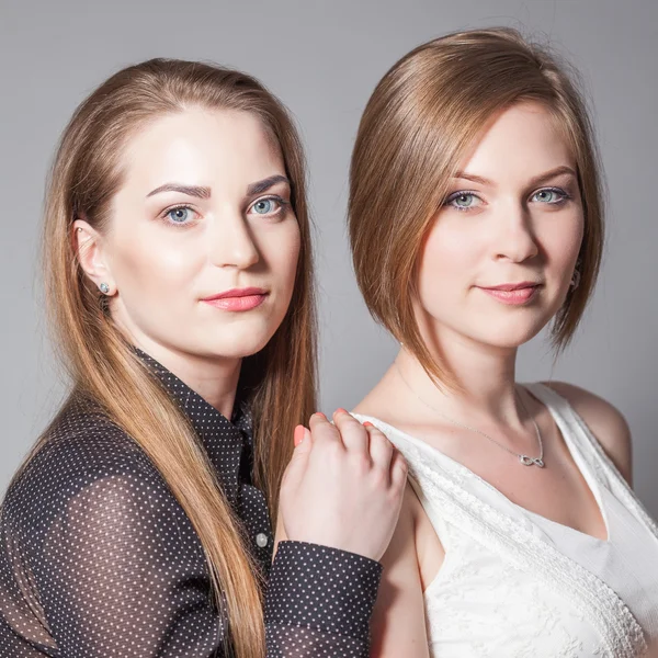 Två vackra flickvänner poserar i studion — Stockfoto