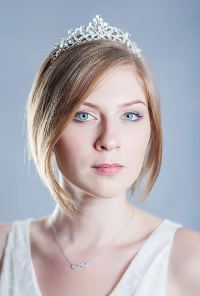 Retrato de una hermosa mujer en una diadema —  Fotos de Stock