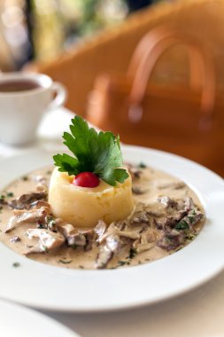 Hafif Krema soslu dana yahni pişirmek