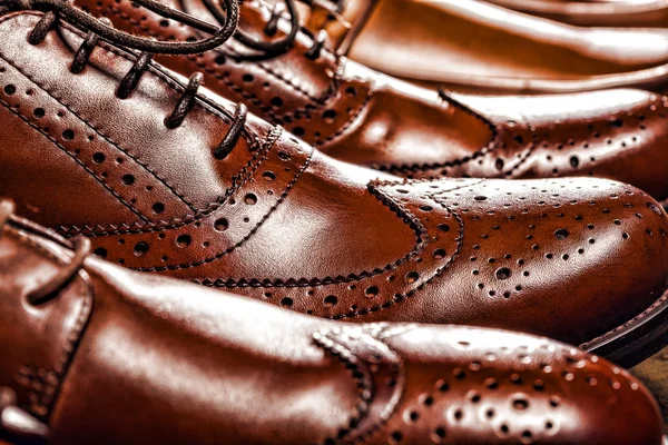 Klasik parlak erkekler kahverengi oxford brogues