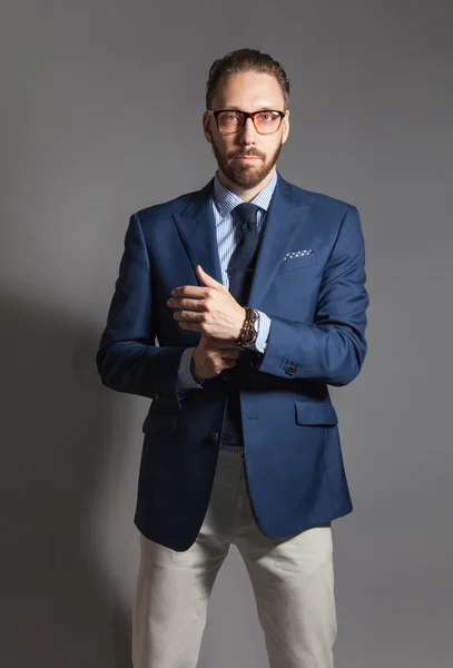 Módní pohledný stylový vousatý muž s brýlemi Stock Obrázky