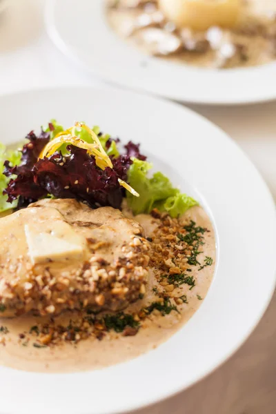 Filet de veau avec une soupe crémeuse faite de fromage Dorblu et de noix Image En Vente