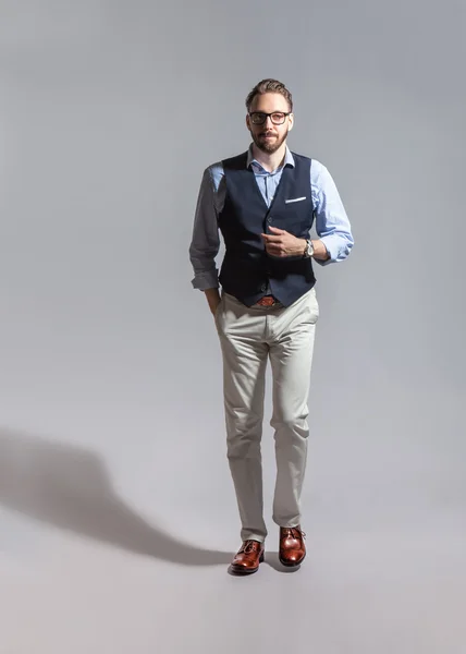 Chůzi uhlazeným stylové vousatý muž v klasické vesty Royalty Free Stock Obrázky