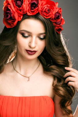 Kırmızı gül çelenk kadınla