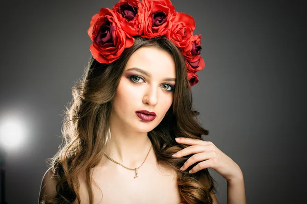 Mujer con corona de rosa roja — Foto de Stock