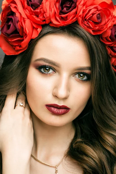 Mujer con corona de rosa roja — Foto de Stock