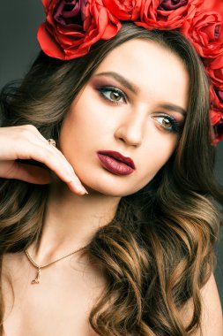 Kırmızı gül çelenk kadınla