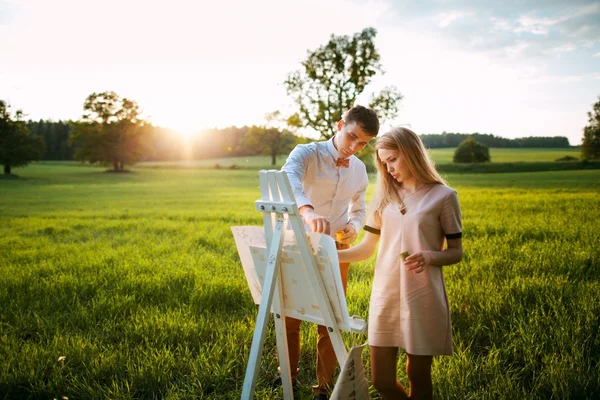 Pintura jovem casal — Fotografia de Stock
