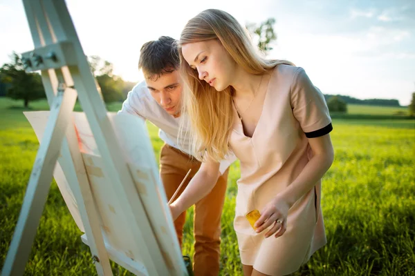 Pareja joven pintura — Foto de Stock