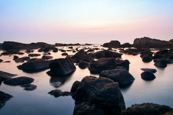 Sky och stenar i havet. — Stockfoto