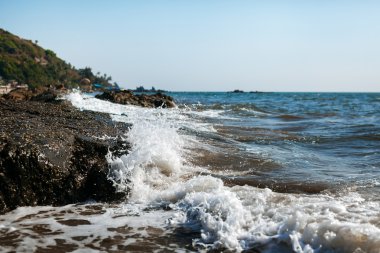 Okyanus çöker kayada dalgalar.