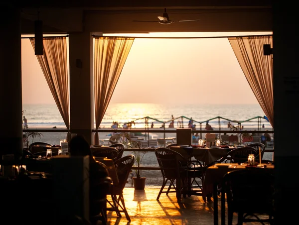 Restauracja na plaży o zachodzie słońca — Zdjęcie stockowe