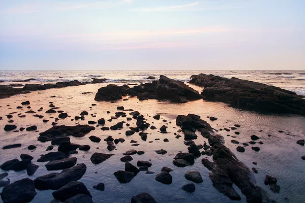 Скелясте узбережжя на заході сонця . — стокове фото