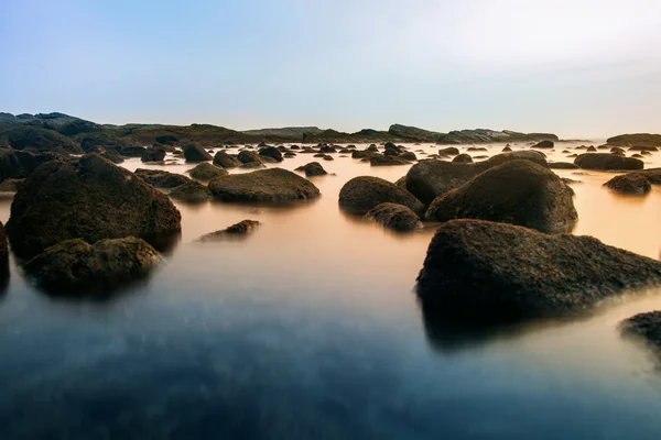 大海里的石头的照片. — 图库照片