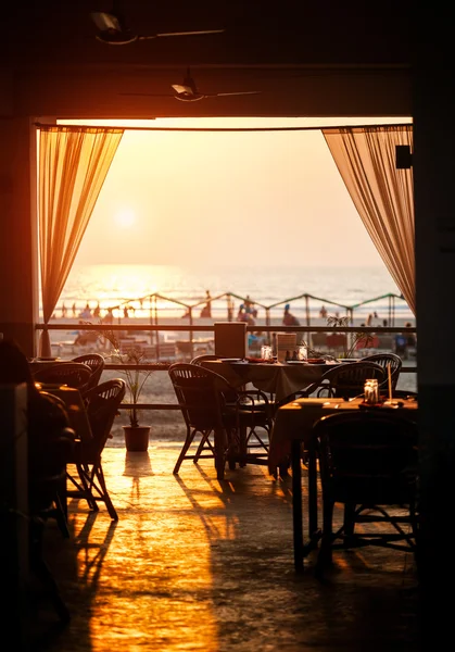 Restauracja na plaży o zachodzie słońca — Zdjęcie stockowe