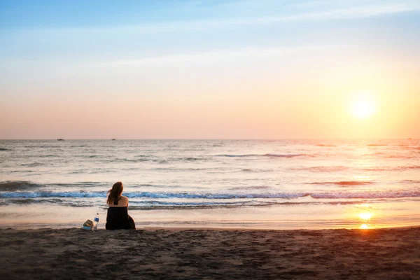 Mujer en la playa. — Foto de Stock