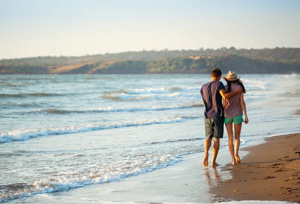 Couple enjoying a romantic evening on the beach at sunset — Stock Photo, Image