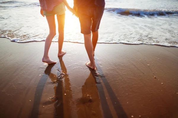 Pareja joven caminando en la playa —  Fotos de Stock