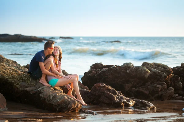 Couple enjoying a romantic evening on the beach at sunset — Stock Photo, Image