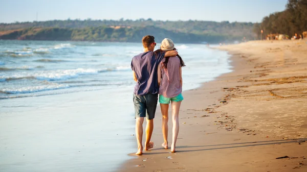 Young couple walking on the beach — Stock Photo, Image