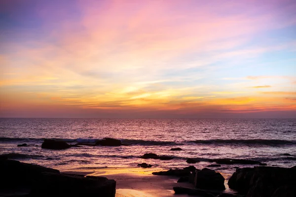 Majestoso pôr do sol sobre a água . — Fotografia de Stock