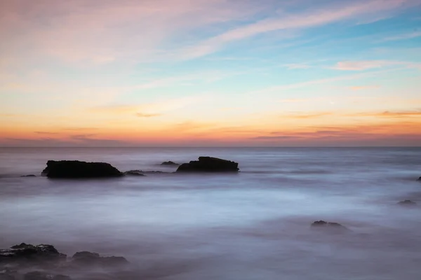 Majestueuze zonsondergang over water. — Stockfoto