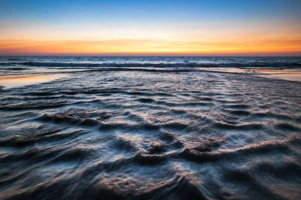 Величний захід сонця над водою . — стокове фото