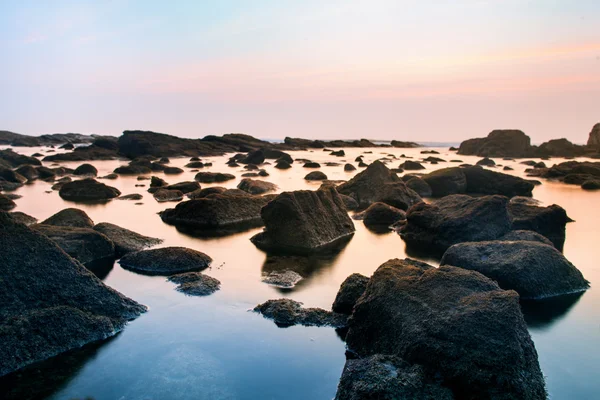 Rotsachtige kust — Stockfoto