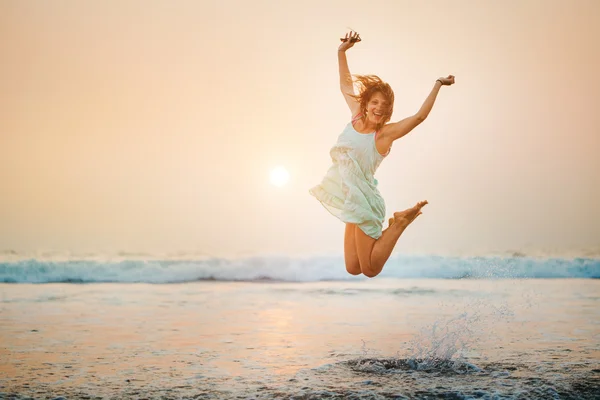 Щаслива молода дівчина стрибає Стокове Фото