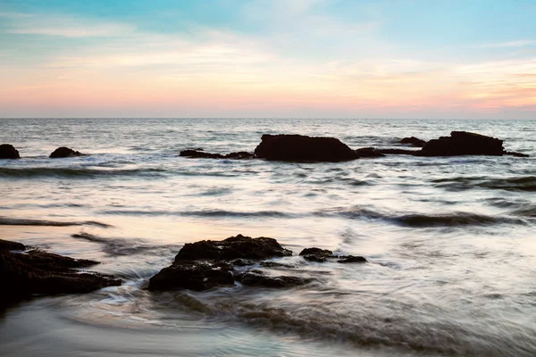 Felsige Küste auf Goa — Stockfoto