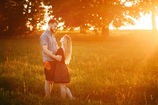 Romantische koppel. Liefdesverhaal. — Stockfoto