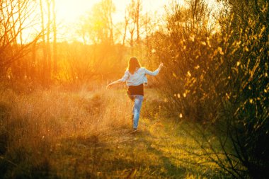 özgür mutlu kadın