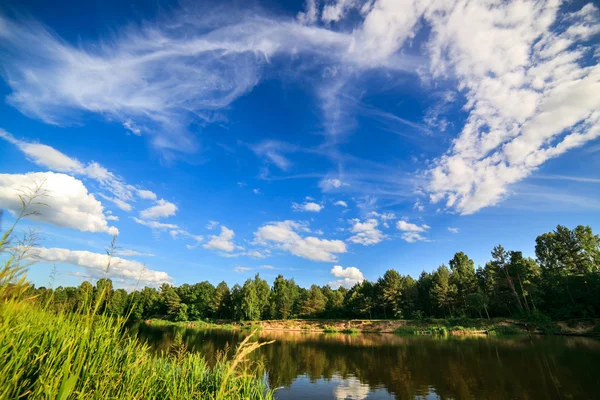 Sauberer Fluss und blauer Himmel — Stockfoto