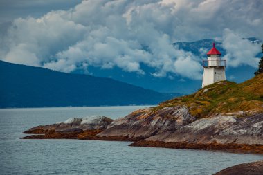 Deniz feneri Fiyordu kıyısında