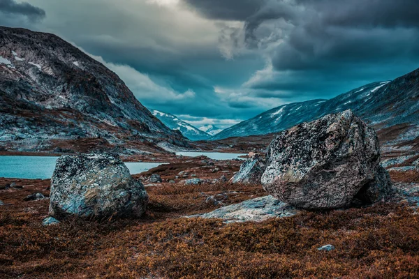 Landschap van de hoge bergen van Noorwegen — Stockfoto