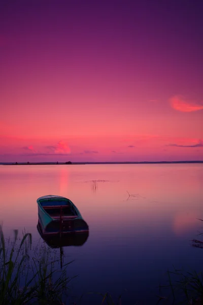 Lake landschap met boot — Stockfoto