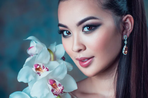 Mulher com retrato de flor — Fotografia de Stock