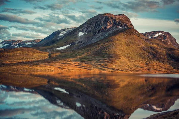 Berge mit Spiegelung — Stockfoto