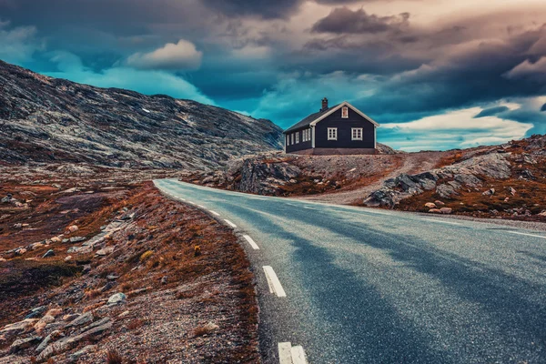 Landschap van de hoge bergen van Noorwegen — Stockfoto