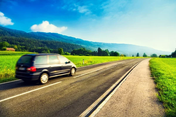 Montañas viajan en coche — Foto de Stock