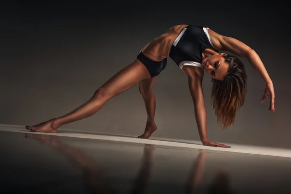 Vrouw van de sport zich het uitrekken — Stockfoto